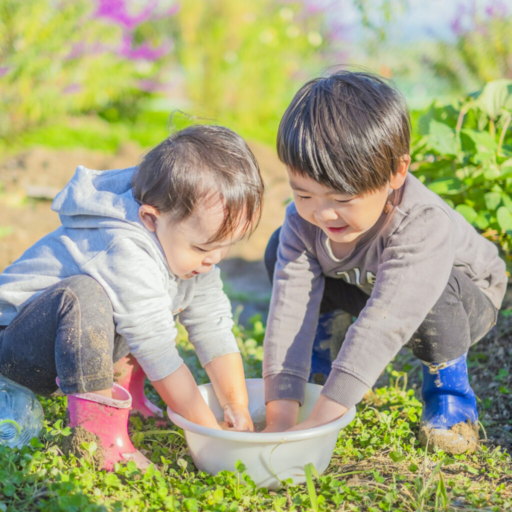 収穫体験をする2人の子ども